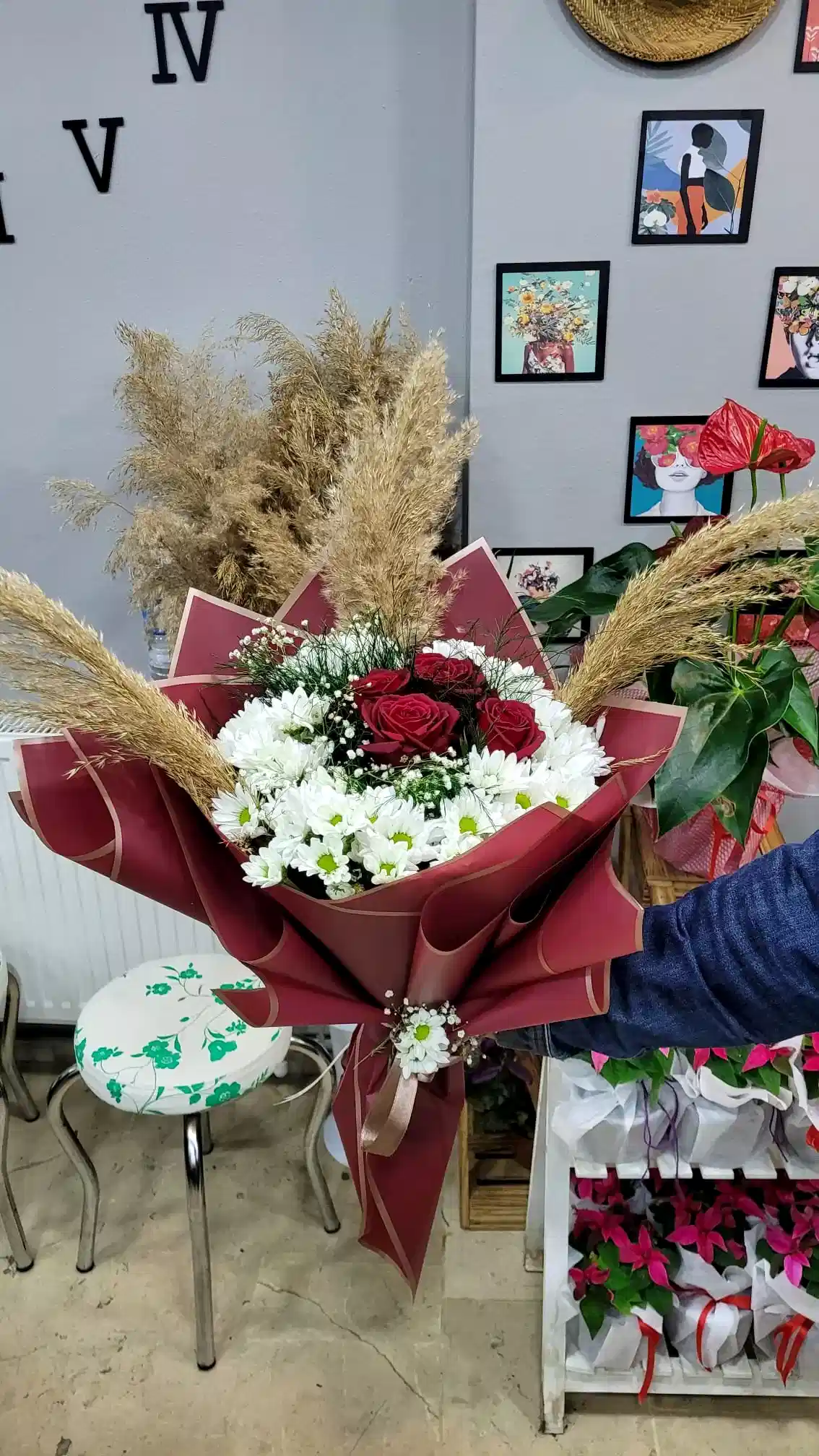 Gül ve Papatya Buketi (Kırmızı Kağıtta)