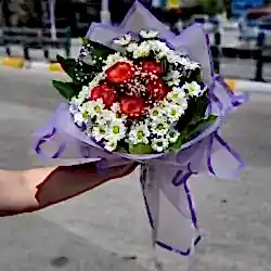 Papatya Buketi İçinde 5 Adet Kırmızı Gül