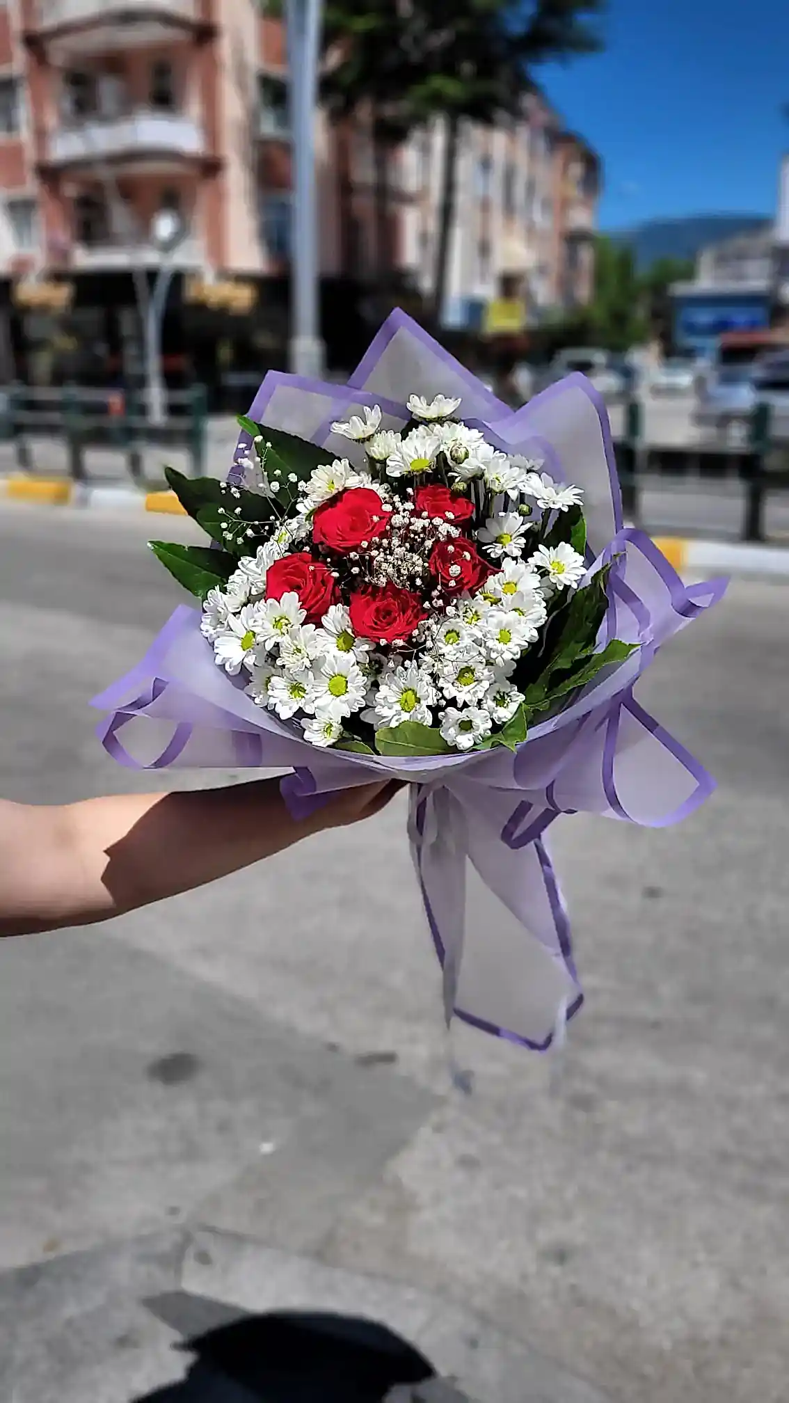 Papatya Buketi İçinde 5 Adet Kırmızı Gül