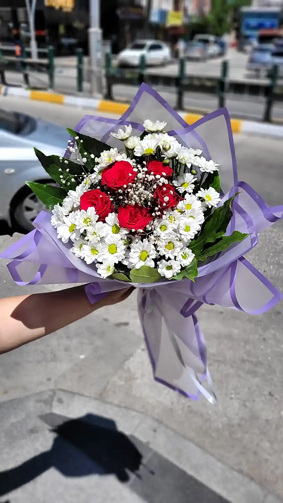 Papatya Buketi İçinde 5 Adet Kırmızı Gül - Görsel 2