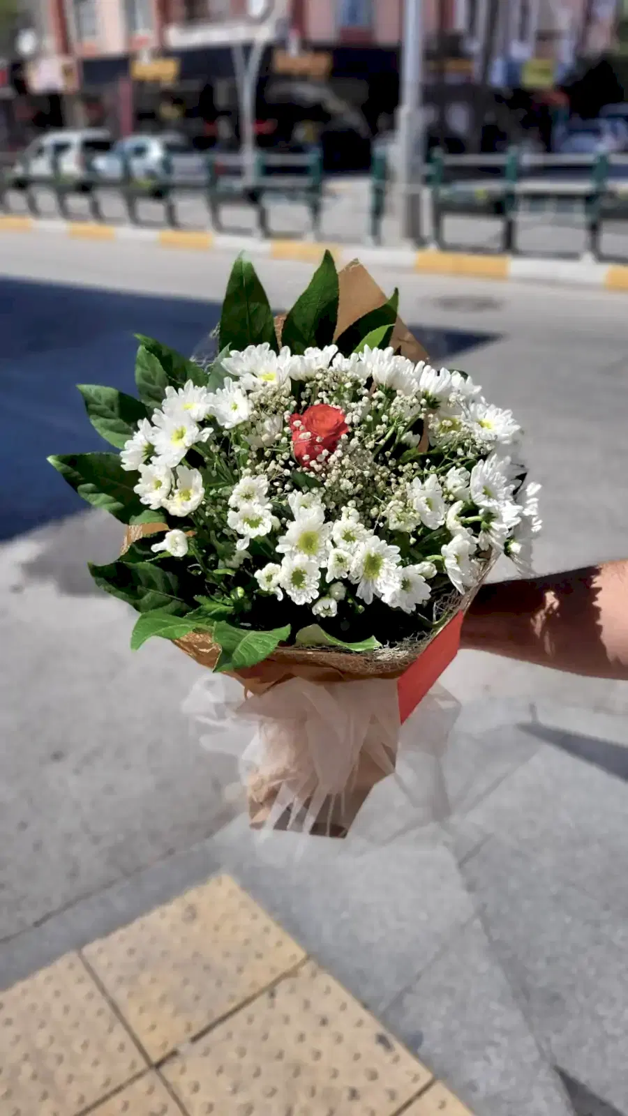Beyaz Papatya Ortasında Tek Kırmızı Gül Buketi - Görsel 2