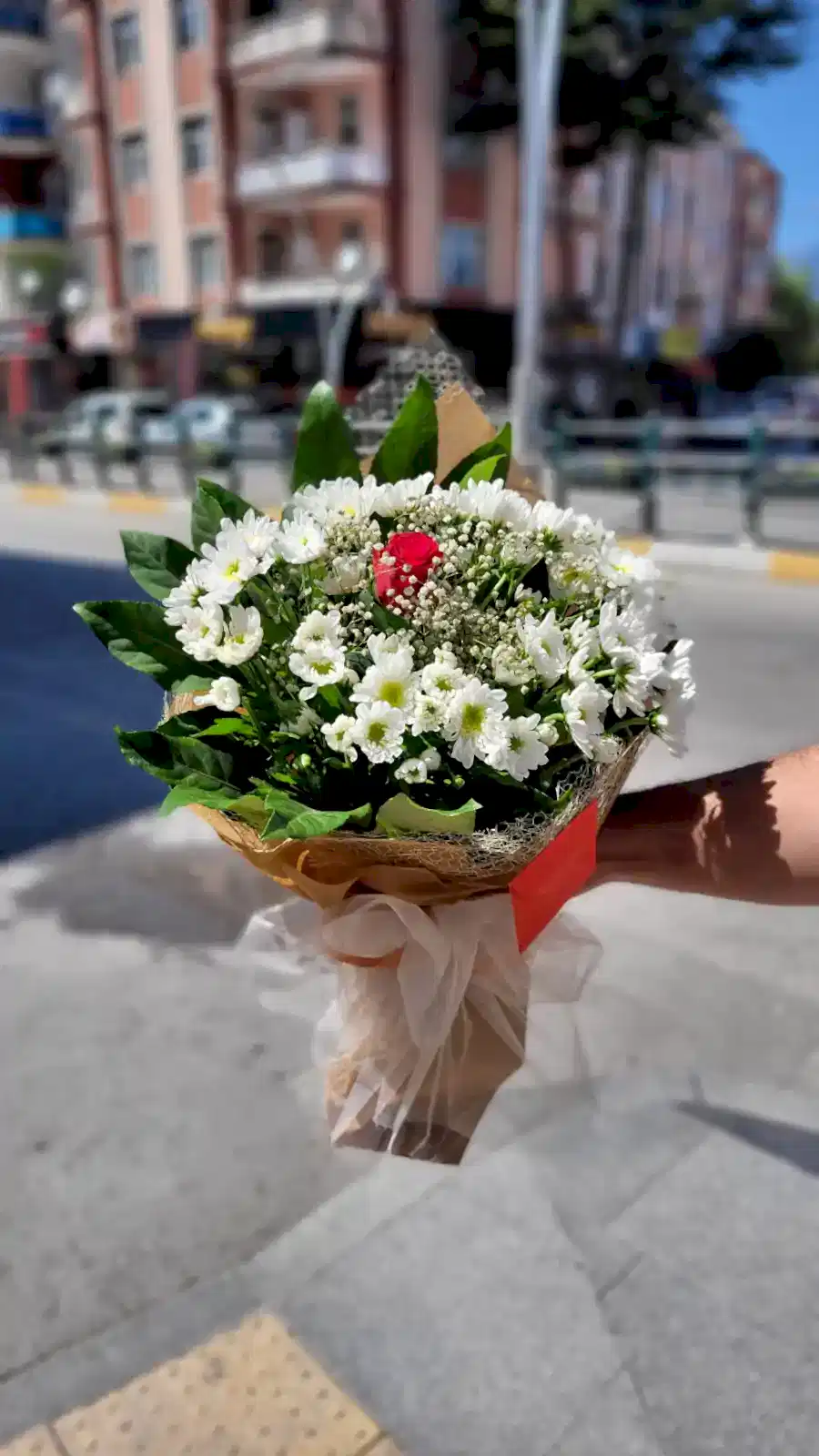 Beyaz Papatya Ortasında Tek Kırmızı Gül Buketi