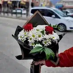 Siyah Kağıtta 2 Gül ve Papatya Buketi