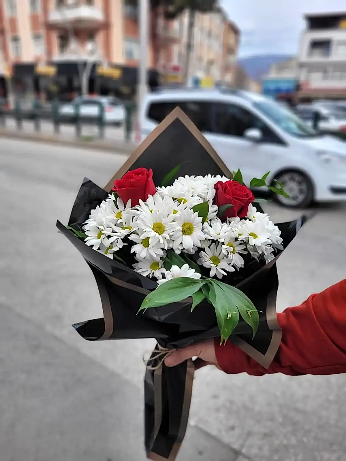 Siyah Kağıtta 2 Gül ve Papatya Buketi