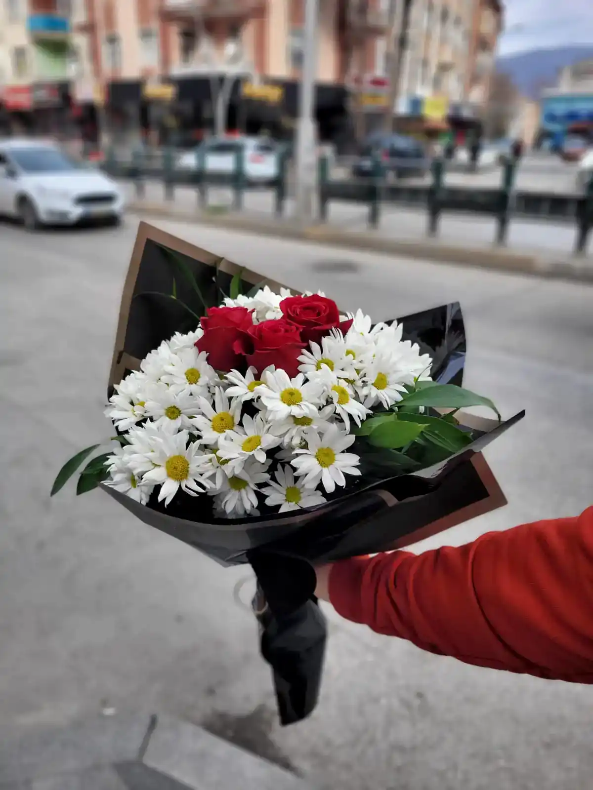 Siyah Kağıtta 3 Gül ve Papatya Buketi