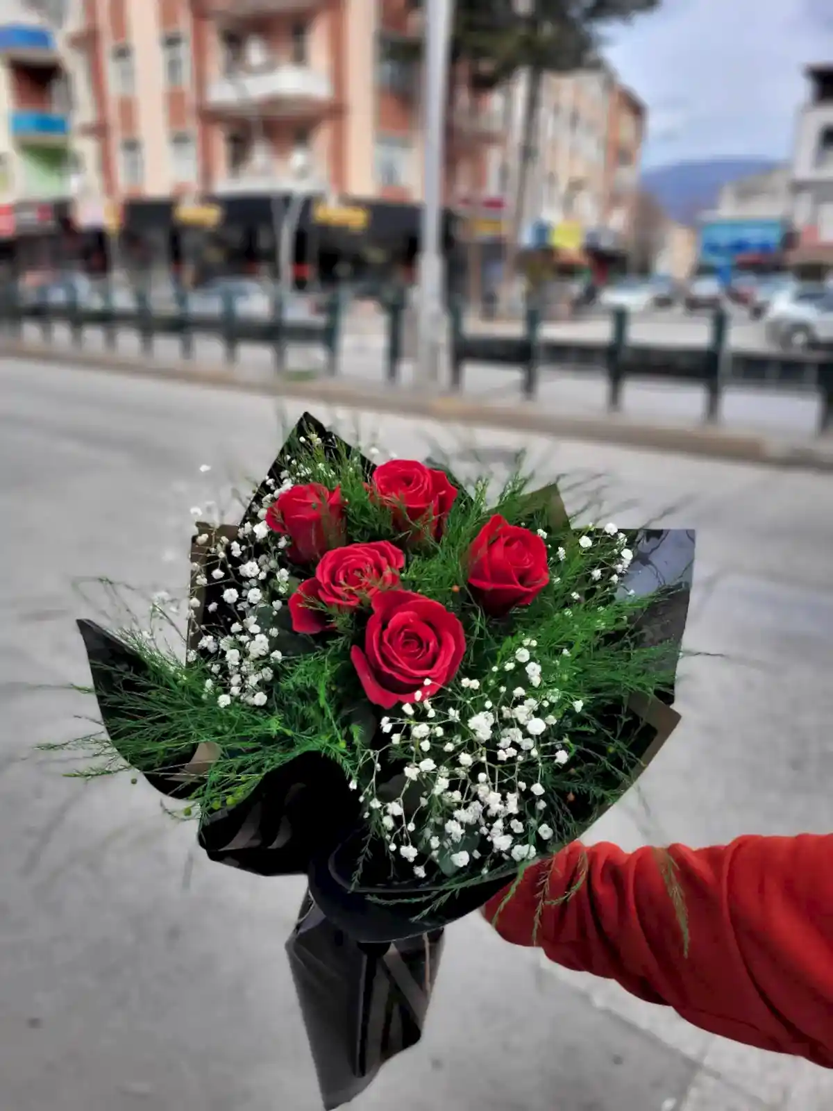 Siyah Kağıtta 5 Adet Gül Buketi - Görsel 2