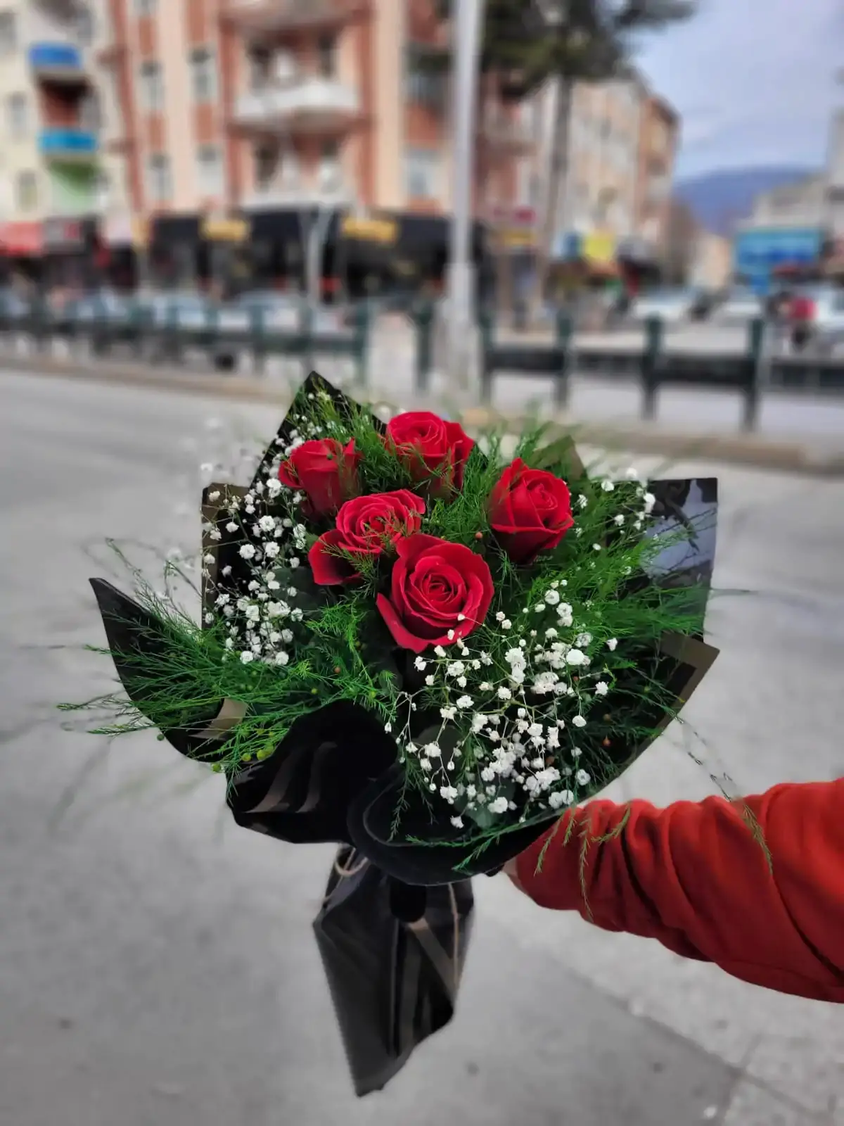 Siyah Kağıtta 5 Adet Gül Buketi