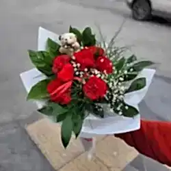 Ayıcıklı 6 Adet Karanfil Buketi (Beyaz Kağıtta)