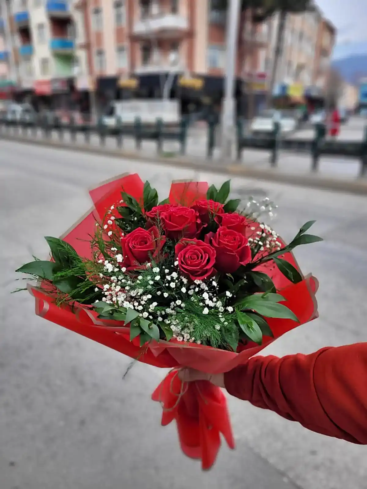 Kırmızı Kağıtta 7 Adet Gül Buketi - Görsel 2