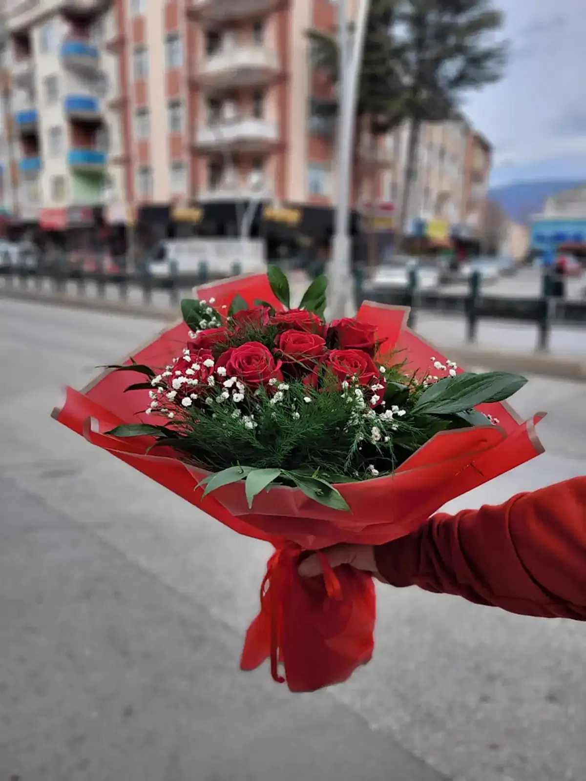 Kırmızı Kağıtta 7 Adet Gül Buketi