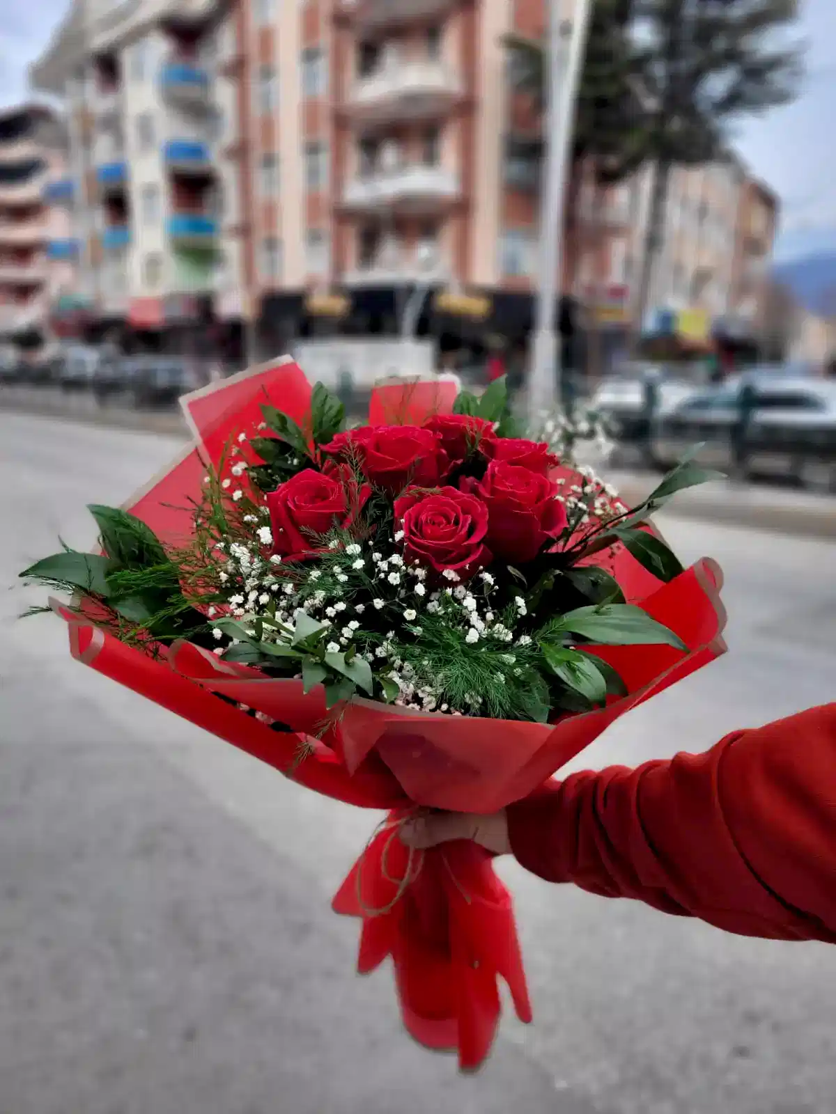Kırmızı Kağıtta 7 Adet Gül Buketi - Görsel 3