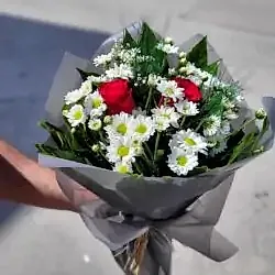 Gri Pakette 2 Gül ve Papatya Buketi
