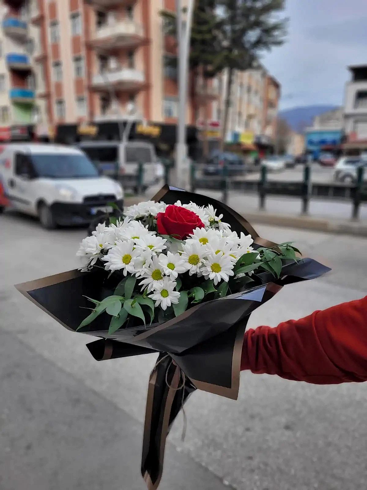 Siyah Kağıtta Tek Gül ve Papatya Buketi - Görsel 2