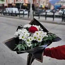 Siyah Kağıtta Tek Gül ve Papatya Buketi
