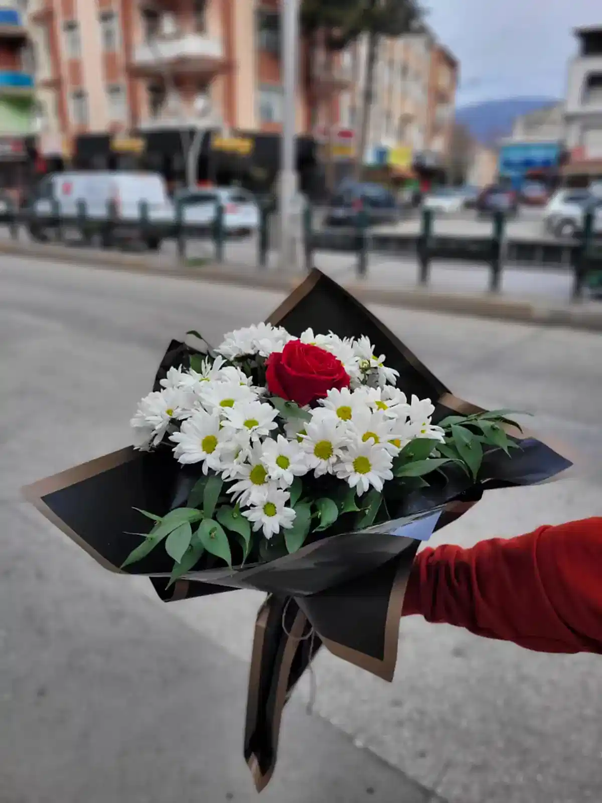 Siyah Kağıtta Tek Gül ve Papatya Buketi